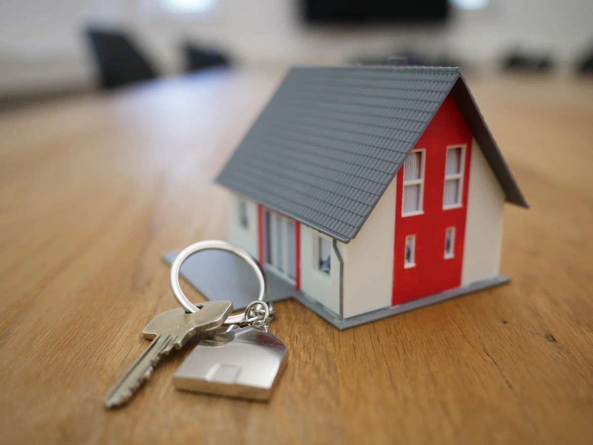 Для банка дом как объект недвижимости сильно отличается от квартиры — и не в лучшую сторону.
