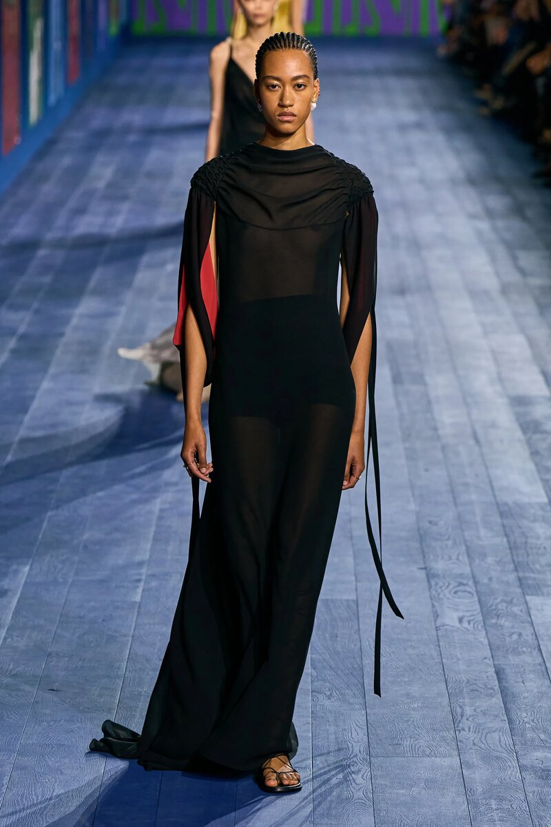 Dior 結 合 高 級 訂 製 和 運 動 服.以 設 計 賦 予 女 性 身 體 自 由 ｜ Fall/Winter 2025 Couture - Vogu