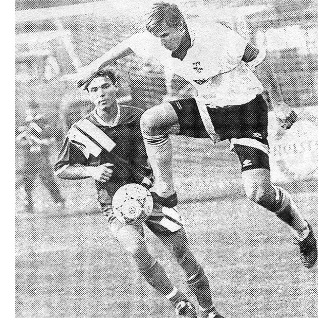 «Торпедо» - «Жемчужина» (Сочи) – 3:0. Торпедовец Сергей Шустиков (в белом) и сочинец Евгений Бурдинский.