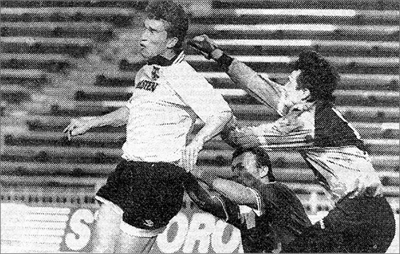 «Торпедо» - «Жемчужина» (Сочи) – 3:0. Торпедовец Дмитрий Прокопенко и вратарь «Жемчужины» Евгений Крюков.