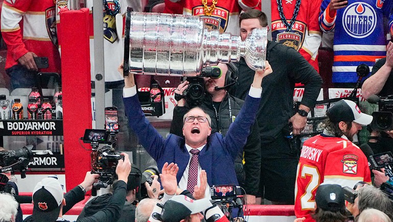    Пол Морис поднимает Кубок Стэнли. USA Today Sports