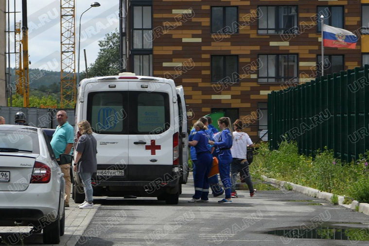    На место происшествия приезжали две машины СМП