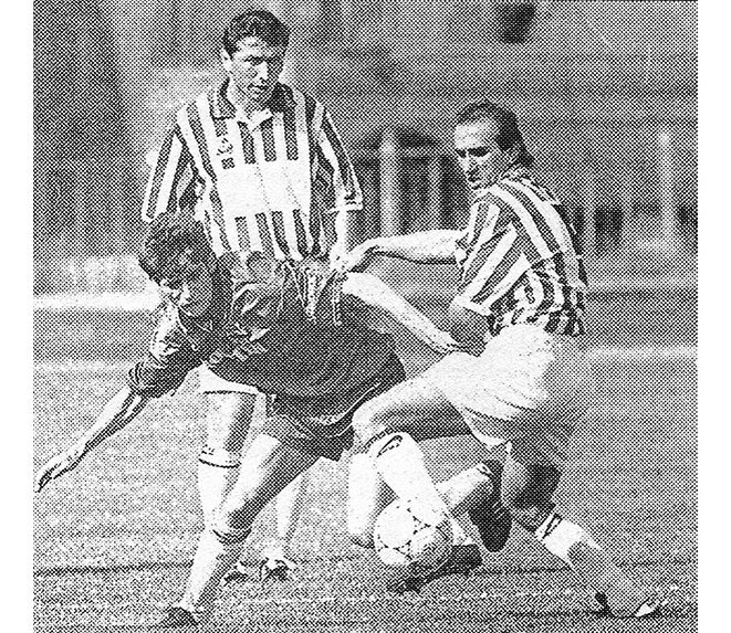 «Торпедо» - «Черноморец» (Новороссийск) – 1:0. Торпедовец Сергей Агашков, новороссийцы Хазрет Дышеков (вдали) и Арамаис Епископосян.