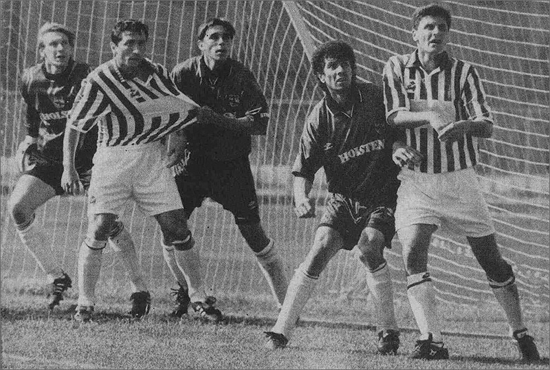 «Торпедо» - «Черноморец» (Новороссийск) – 1:0. Слева направо торпедовец Владимир Пчельников, новороссиец Хазрет Дышеков, торпедовцы Олег Корнаухов, Олег Ширинбеков и новороссиец Сергей Бурдин.