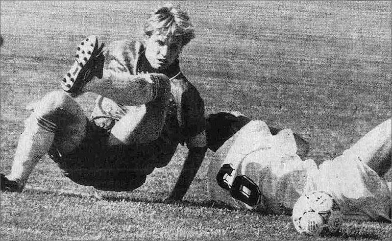 «Торпедо» - «Крылья Советов» (Самара) – 0:0. Торпедовец Сергей Шустиков и самарец Виктор Булатов (№6).