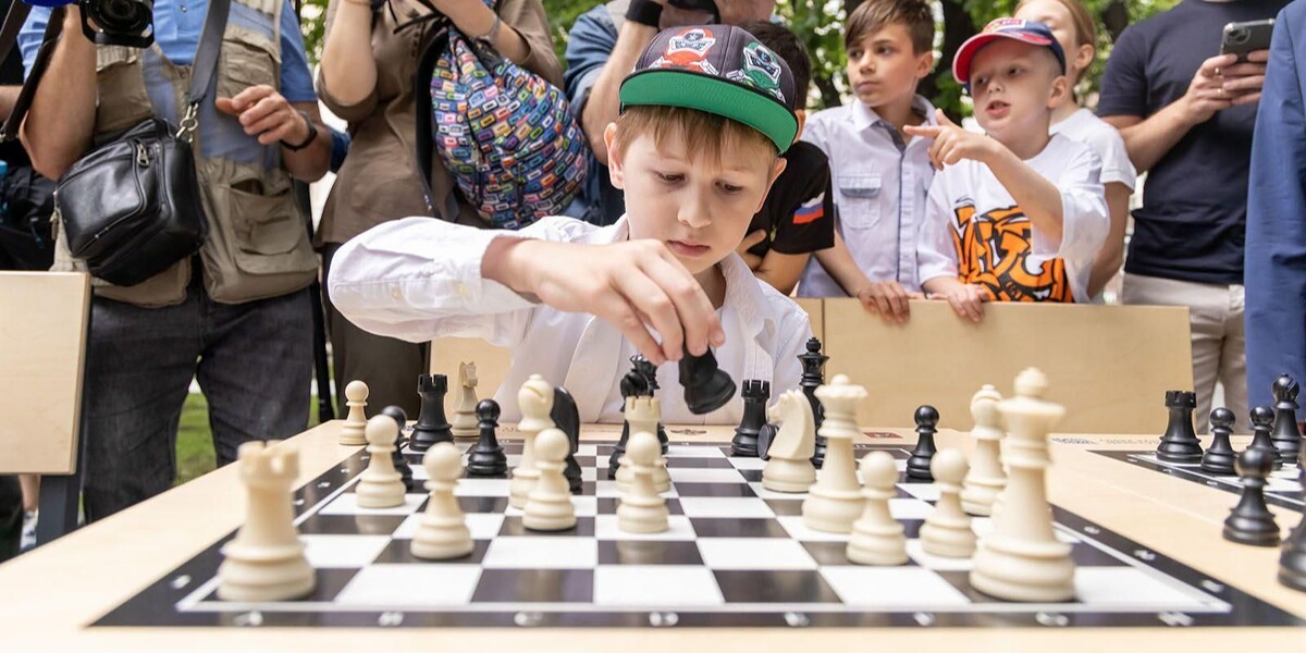 На центральной аллее Гоголевского бульвара начал работать летний шахматный клуб в рамках городского фестиваля «Лето в Москве. Все на улицу!».