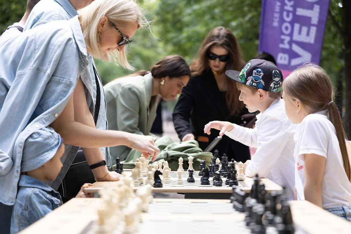 На центральной аллее Гоголевского бульвара начал работать летний шахматный клуб в рамках городского фестиваля «Лето в Москве. Все на улицу!».-2