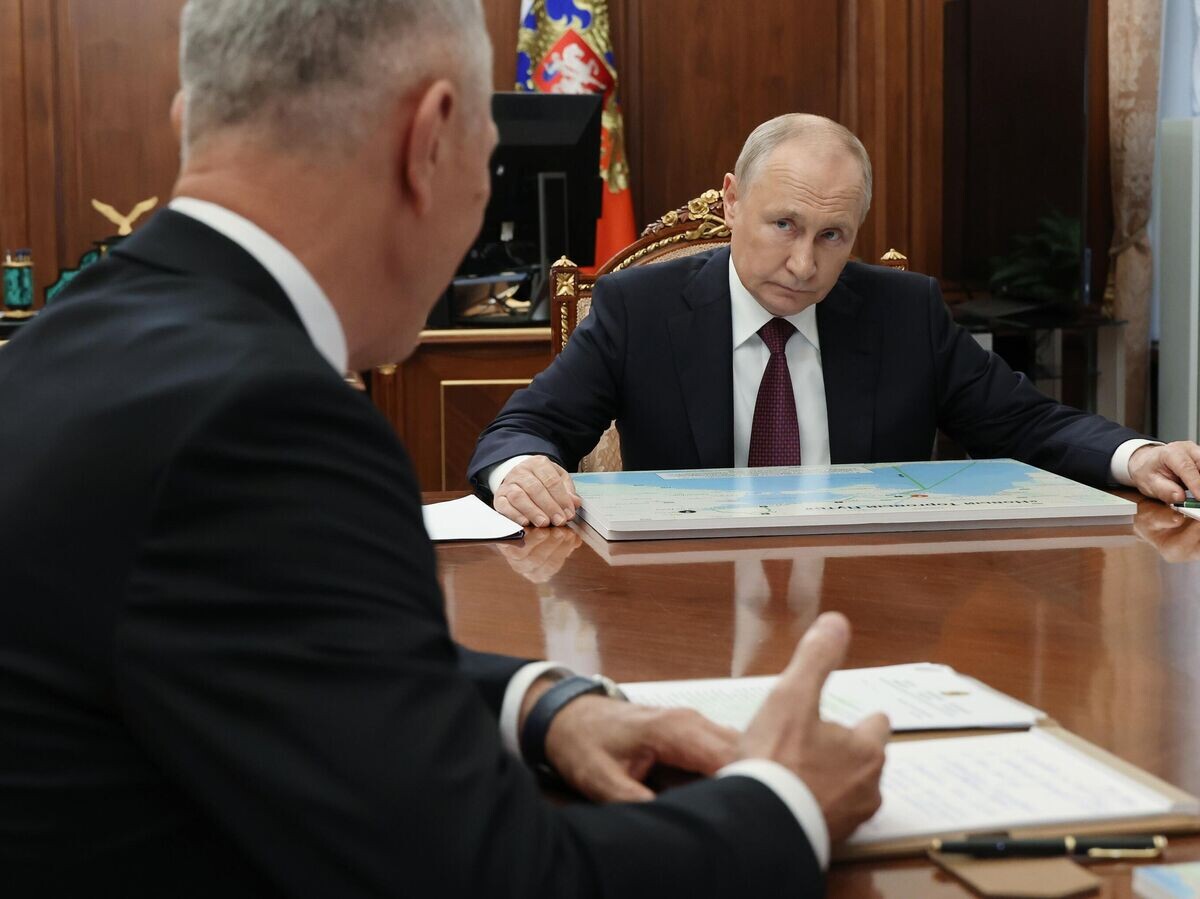    Президент РФ Владимир Путин и временно исполняющий обязанности губернатора Херсонской области Владимир Сальдо во время встречи© РИА Новости / Михаил Климентьев