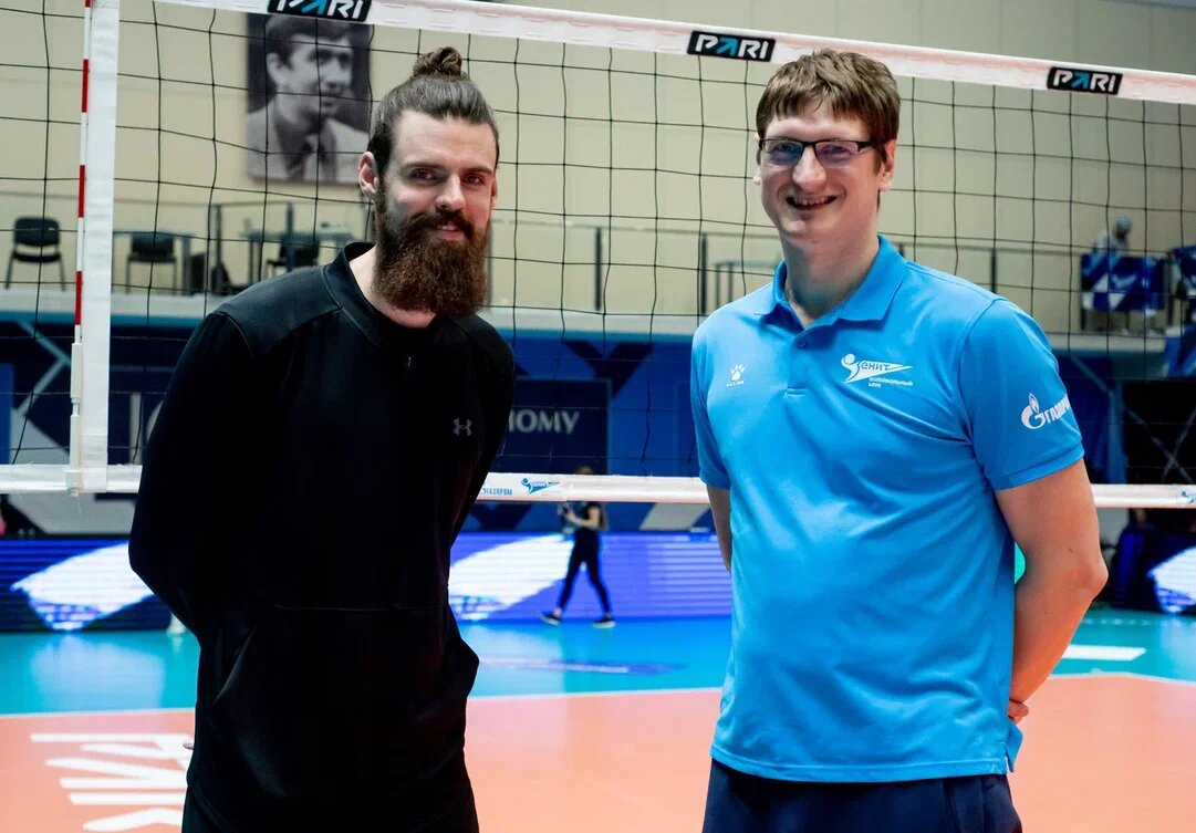 Доигровщик Егор Клюка (слева) полностью пропустил прошлый сезон. А перспективы полноценного возвращения должны проясниться в эти дни. Фото: волейбольный клуб "Зенит" (Санкт-Петербург)