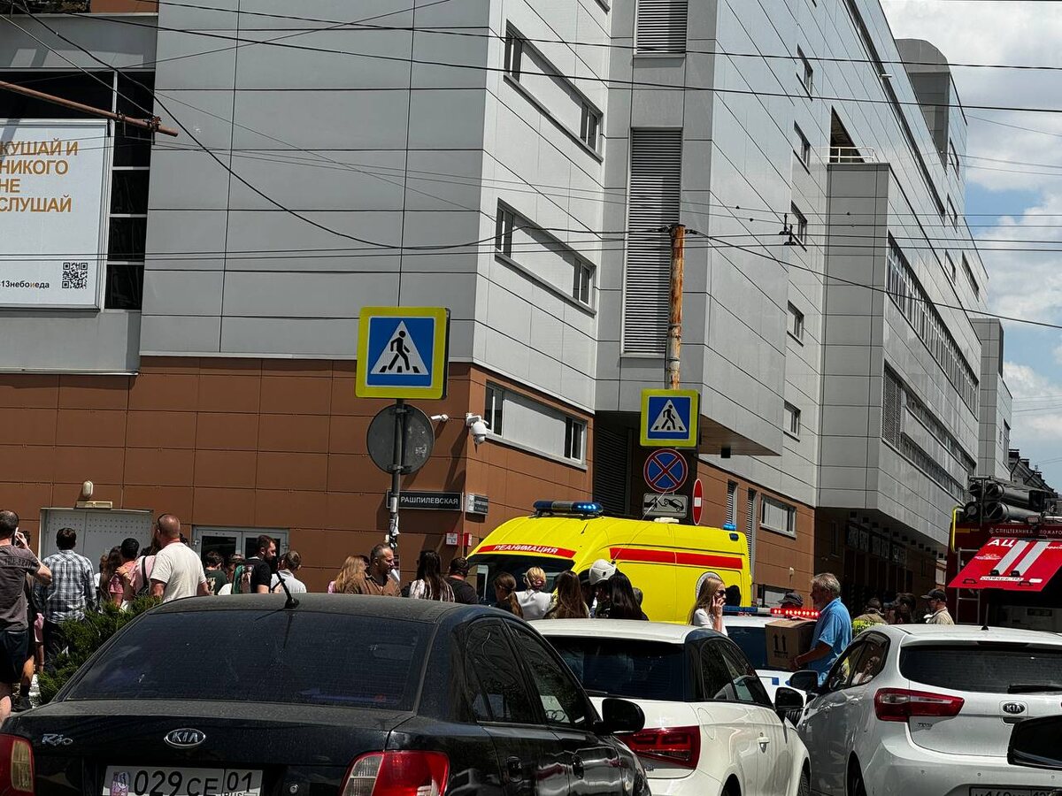 В Краснодаре с 3 этажа парковки выпала иномарка: 3 человека погибли ...
