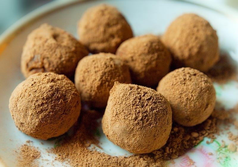 Ингредиенты

1 пачка детской смеси Малютка

1 пачака сливочного  мороженого

1ст ложка порошка какао

2 стоимость ложки сахарного

1/2ч ложки молотой корицы

100-150 г орехов 

 Способ приготовления.

В посуде смешиваем детскую смесь и мягкое мороженое, вымешиваем до однородной массы. При желании можно добавить молотою корицу .В отдельной посуде смешиваем Какао порошок и сахарный песок.

И готового массы мы делаем лепешку , ложим орех, и формируем шарики величиной с грецкий орех .Шарики обваливаем в смеси какао и сахара после ложим конфеты в морозилку и достаем во время подачи