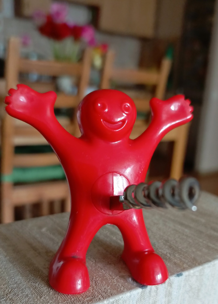 Это всего лишь устройство для откупоривания винных бутылок.  