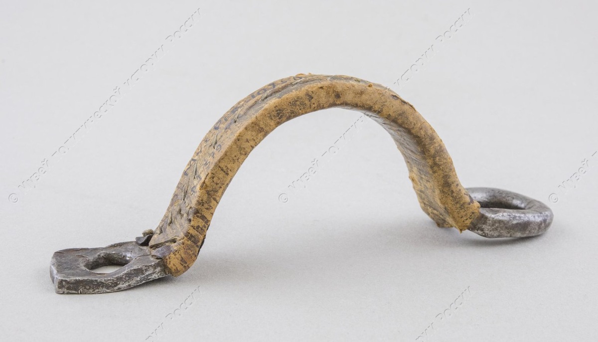 Фрагмент кандалов Чернышевского Н. Г. - революционера-демократа, писателя, литературного критика, находившегося на каторге в Сибири. 1864