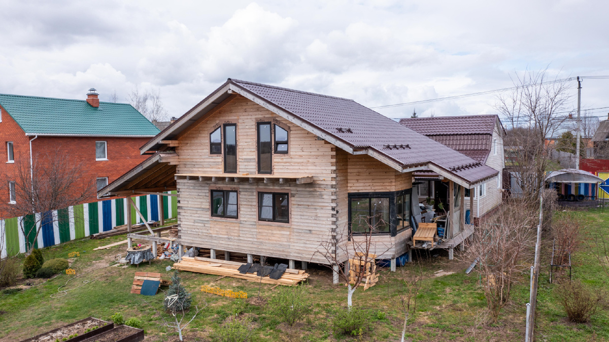 Вот так сейчас выглядит этот дом снаружи.