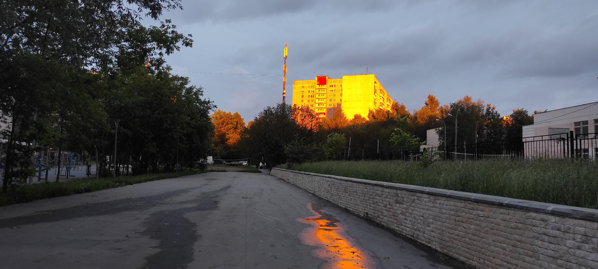 Обожаю наш район. Дома на закате золотые. 