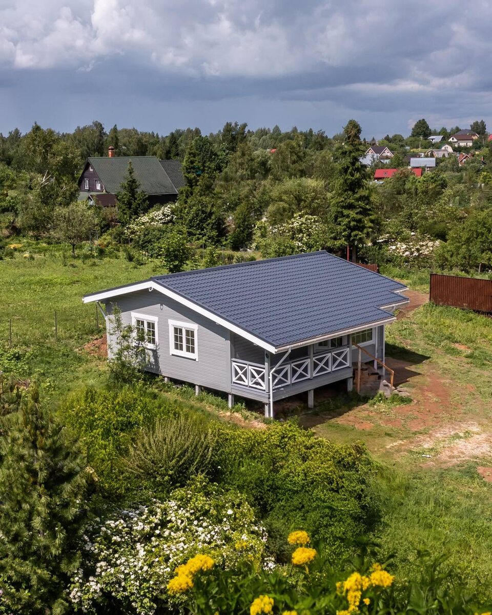 Листайте, чтобы посмотреть на дом с разных сторон. А если хотите увидеть детали, листайте вниз!