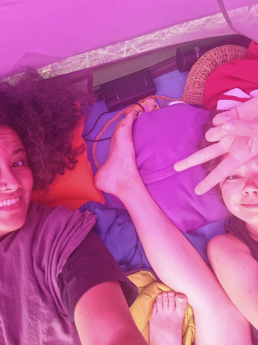 Спать в палатке очень удобно  и совсем не тесно