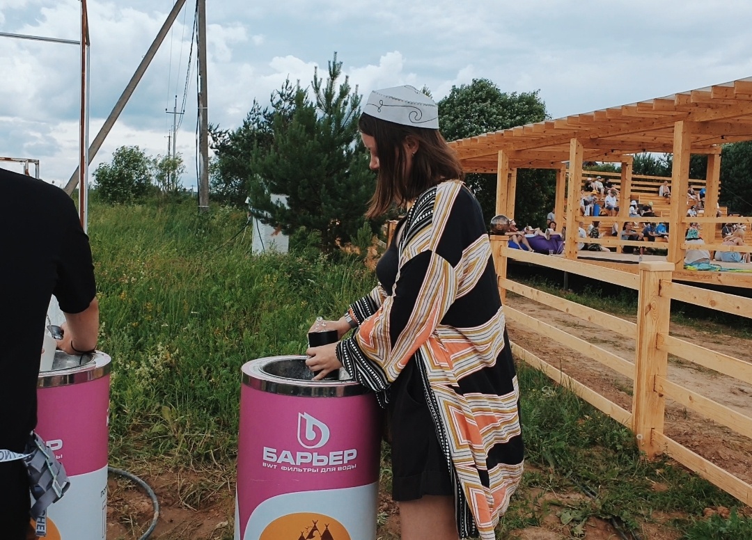 а в термокружке водичка дольше остается прохладной.