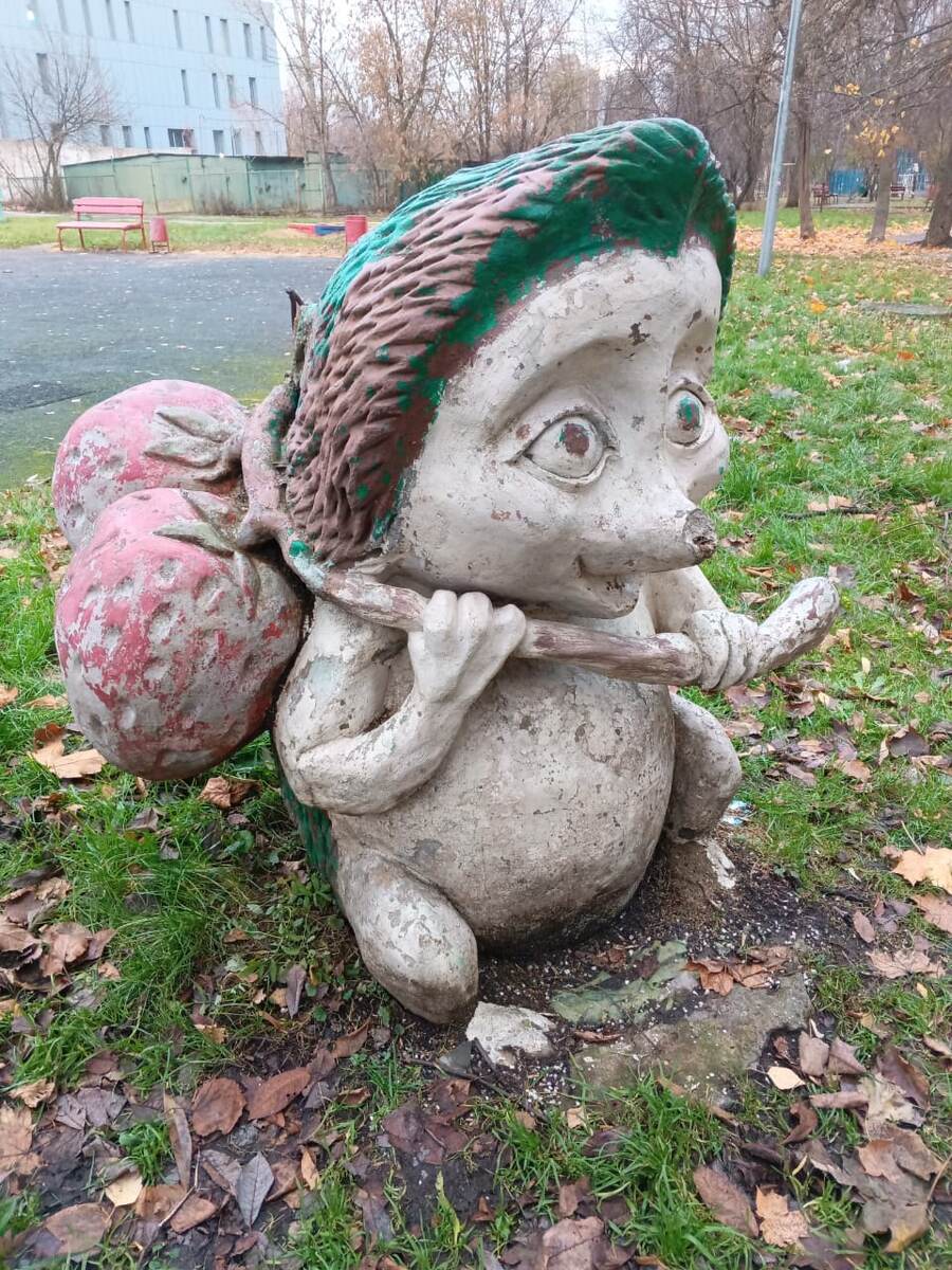 Вот таким несчастненьким Самый-Самый стоял, когда узнал, что номера нет