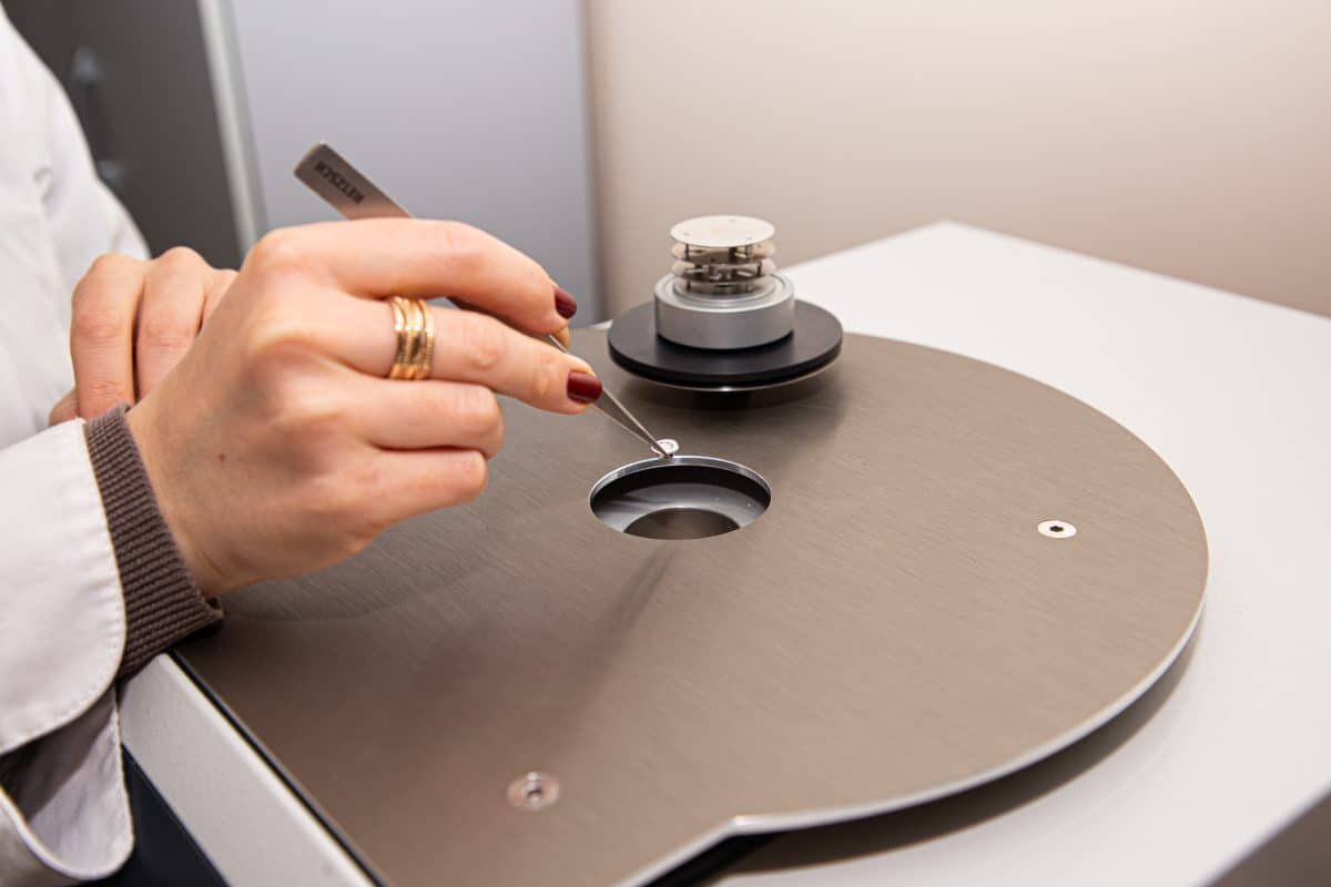    В РЭУ разработали новую технологию активации резиновой крошки / © Яна Кочкарева, пресс-служба РЭУ имени Г. В. Плеханова