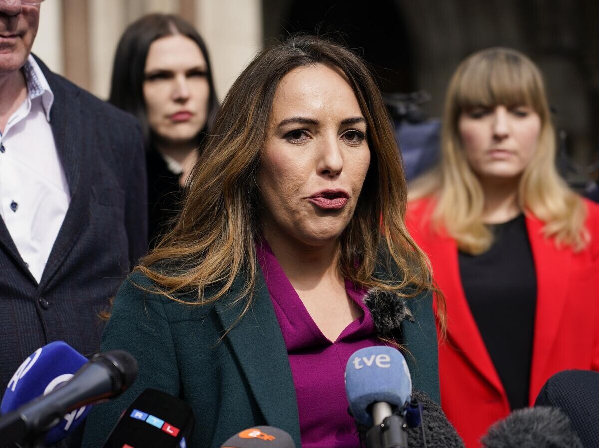    Жена основателя WikiLeaks Джулиана Ассанжа Стелла у здания Королевского суда в Лондоне© AP Photo / Alberto Pezzali