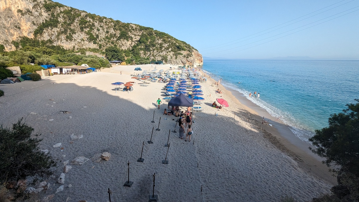 Djippe Beach (30 минут спуск подъем, пешком). Если убрать зонты, оно того стоит) 