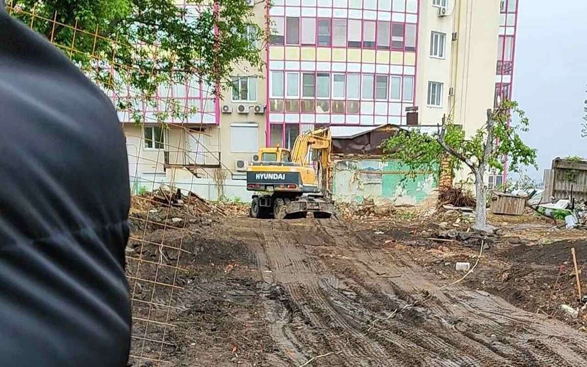    Неизвестному подрядчику официально разрешили вести незаконную стройку в центре Воронежа? Фото редакции