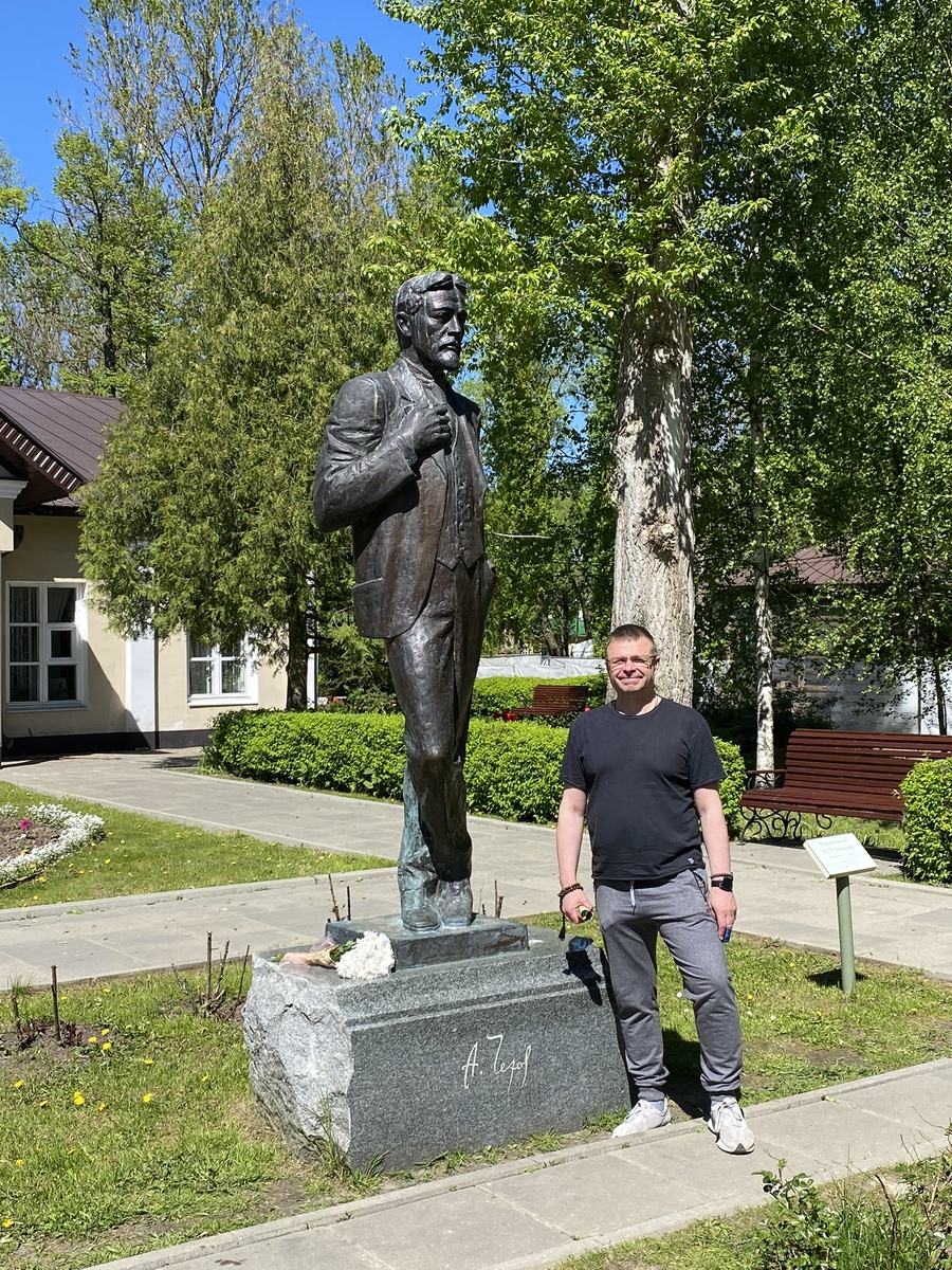 Памятник А. Чехову на входе в музей