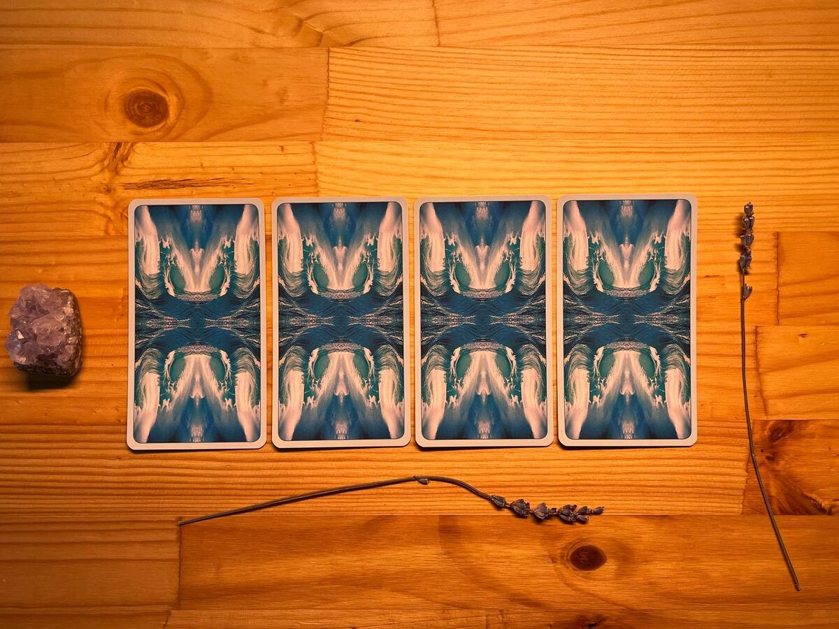 Посмотрите на четыре карты и выберите одну. / Фото автора.