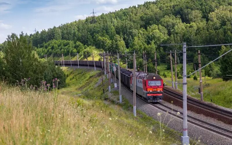 Первые два железнодорожных состава с углем отправились из Кемеровской области в Индию по международному транспортному коридору «Север – Юг». Об этом сообщили в пресс-службе РЖД.