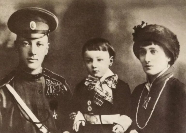  Немало людей приписывают Николаю II отцовство Льва Гумилева, сына знаменитой поэтессы Анны Ахматовой.