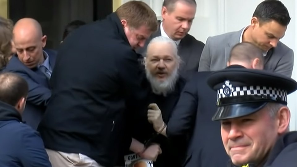    Кадр видео задержания Ассанжа в Лондоне