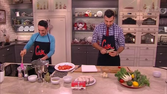 Cкрытая реклама на Первом канале, посвященная чаю AKBAR. Источник: https://sales-generator.ru/blog/skrytaya-reklama/