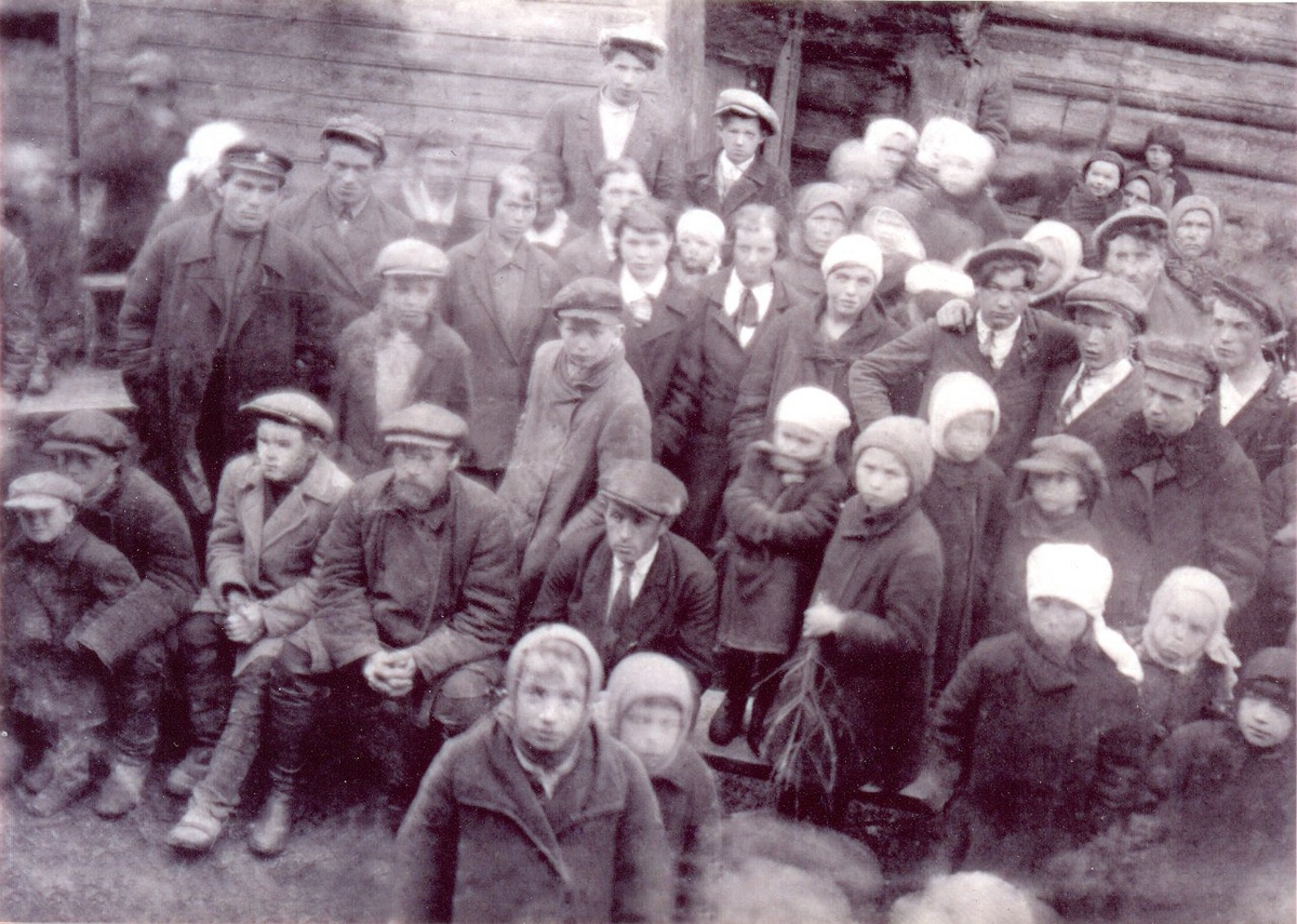 Колхозники д.Мягры. Май 1934 год. Источник: Всю Русу-Ладогу обойдём!