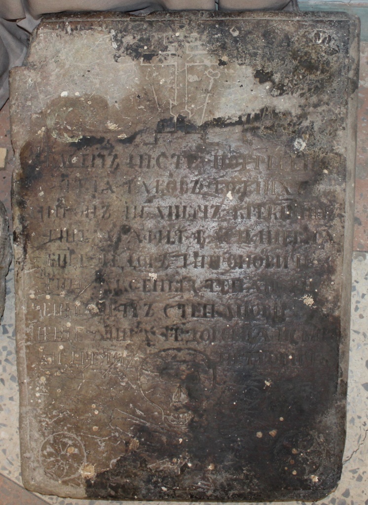 Надгробная плита рода Крекшиных. Сольцы. Хранится в Киришском историко-краеведческом музее.