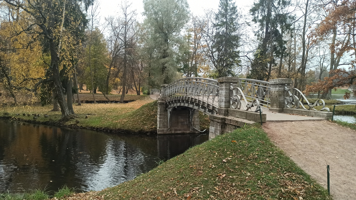 Питерские дорожки из мелкого гравия стали прототипом проекта парковки.