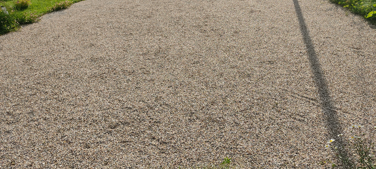 Недорогая экологичная парковка на дачном участке.