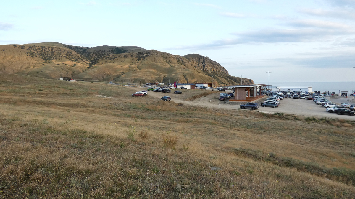 Вид с ближайшего холма от стоянки автомобилей