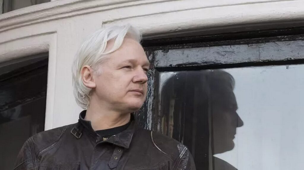 Создатель «Викиликс» 5 лет сидел в камере-одиночке размером 2 на 3 метра, изолированный круглые сутки. Как говорят специалисты, чтобы сойти с ума, обычному человеку хватит и нескольких месяцев.