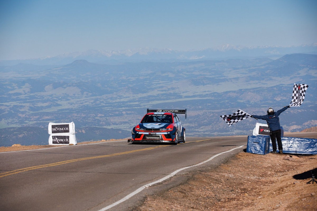 Так, за рулем Ioniq 5 N TA (Tima Attack) Spec гонщик WRC Дани Сордо преодолел трассу «Гонки к облакам» за 9 минут и 30,852 секунды, установив новый рекорд в классе Electric Modified.