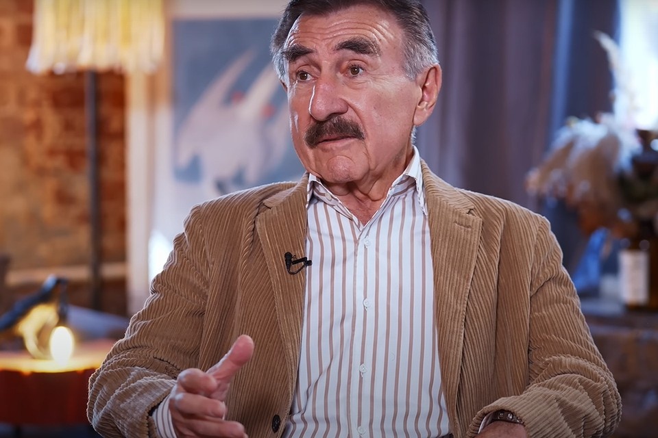    Леонид Каневский рассказал о «Бриллиантовой руке» и любви к мемам Кадр видео