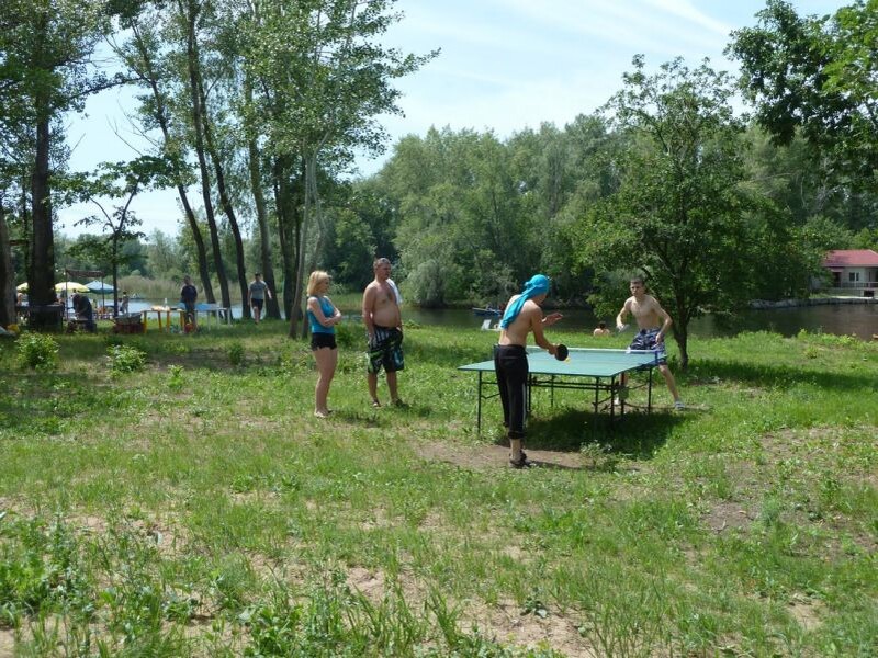 Гости играют в настольный теннис