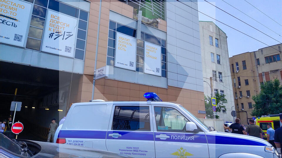 В Краснодаре BMW вместе с пассажирами вылетел с третьего этажа парковки. На высокой скорости автомобиль протаранил заграждение и, перевернувшись, рухнул вниз.