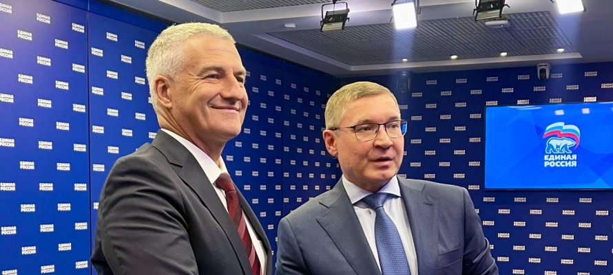 Врио генсекретаря партии "Единая Россия" В. Якушев и вновь вступивший в партию "ЕР" губернатор Карелии А. Парфенчиков.