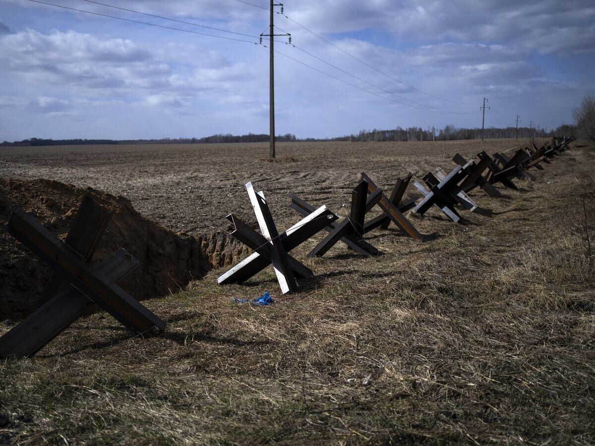    Противотанковые заграждения возле дома на окраине Киева© AP Photo / Rodrigo Abd