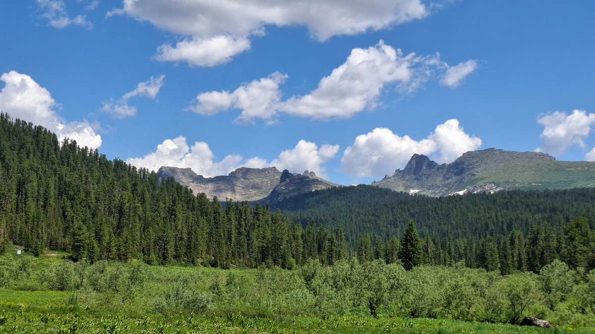 Спящий Саян. Если присмотреться, можно увидеть профиль лежащего человека со сложенными на груди руками 