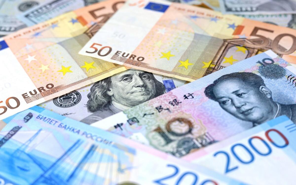 ЦБ РФ понизил официальный курс доллара и евро менее чем на 0,5 рубля