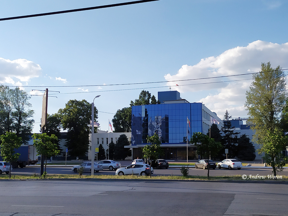 Офисное здание и центральная проходная