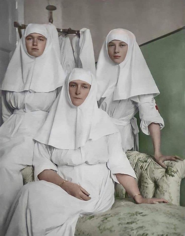 Императрица Александра Фёдоровна с дочерьми в Царскосельском госпитале