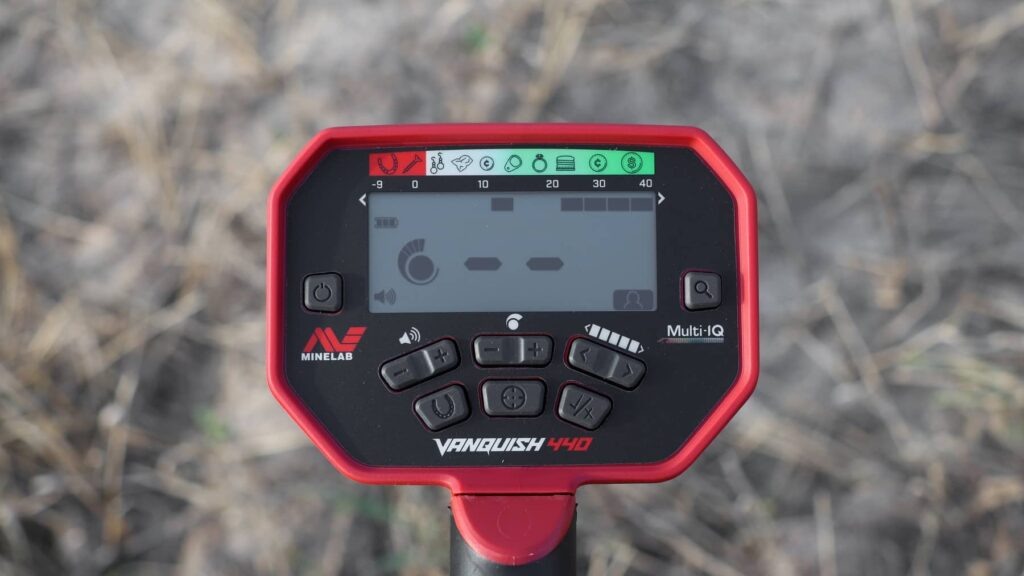 Minelab Vanquish 440 - удобный и понятный прибор среднего уровня.